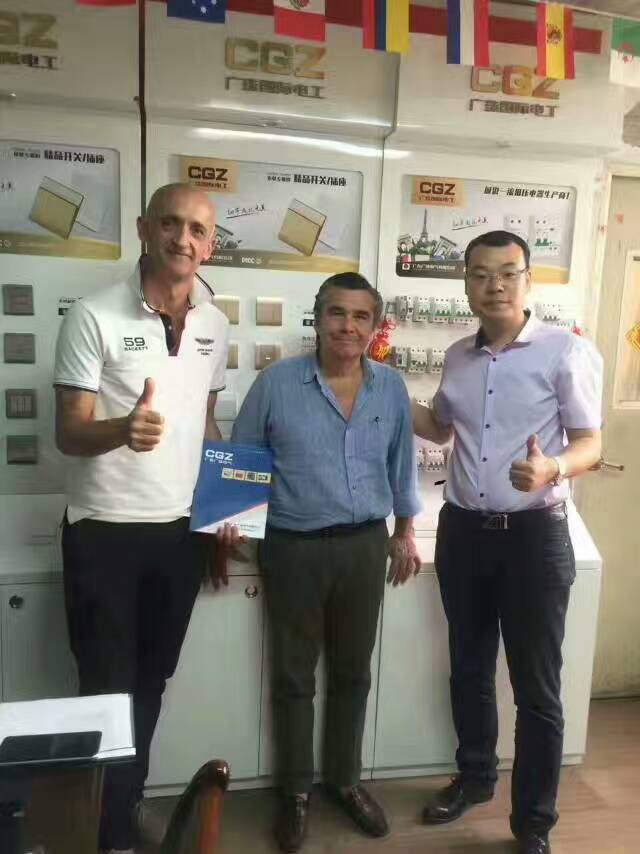 意大利著名光頭教練對(duì)我們廣珠電氣產(chǎn)品很滿意！第二次蒞臨我司洽談合作！
